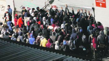 Descontrol. Una turba forz&oacute; ayer a la madrugada el dep&oacute;sito de un supermercado en Valpara&iacute;so. Ese fue uno de los muchos episodios de violencia registrados en diferentes puntos de Chile.