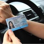 En el caso de negarse a entregar la licencia en un control, pueden retener el auto. En el caso de negarse a entregar la licencia en un control, pueden retener el auto.
