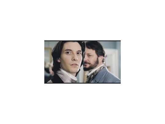 La nueva versión del clásico de Oscar Wilde es superficial, efectista y con singulares cambios y simplificaciones, atendiendo los gustos del público joven, que ya tendrá tiempo de leer el original.