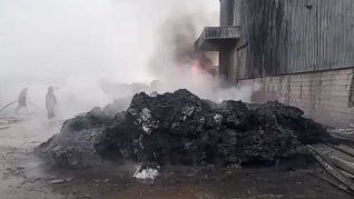 Alerta por un incendio de una fábrica de plásticos en el Polo Industrial de Ezeiza. Alerta por un incendio de una fábrica de plásticos en el Polo Industrial de Ezeiza.