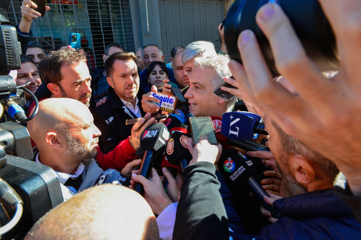 Definiciones cargadas dio Martín Llaryora antes de ingresar a la escuela a votar.