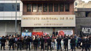 Pedro Almodóvar y más de 800 referentes del cine firmaron una carta en apoyo del INCAA frente a la reforma laboral. Pedro Almodóvar y más de 800 referentes del cine firmaron una carta en apoyo del INCAA frente a la reforma laboral.