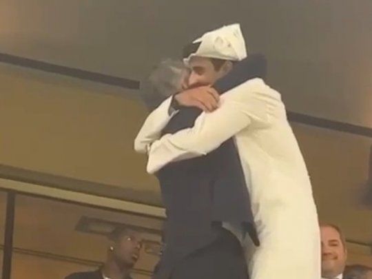 macri abrazo emir mundial de qatar 2022.jpg