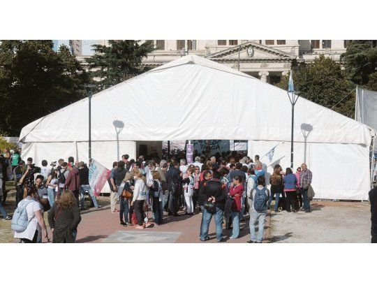 Símbolo. Los sindicatos docentes armaron ayer una carpa blanca en La Plata, desde donde llamaron a una movilización para el próximo 5 de abril.