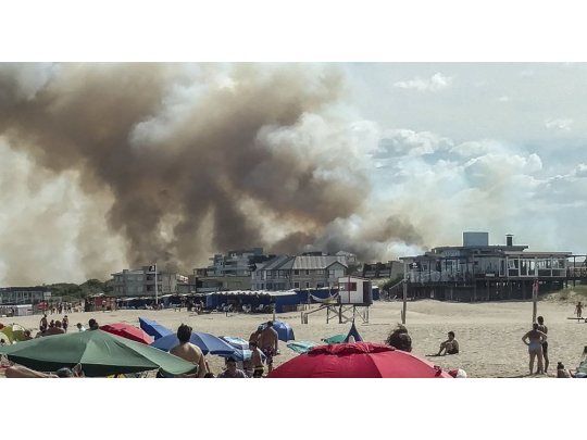 El fuego encendió las alarmas debido al intenso movimiento turístico en la ciudad costera.