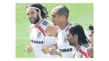 Fernando Cavenaghi y el «Chori» Domínguez están siempre juntos, aunque aquí los separa David Trezeguet. «Fue una pavada la pelea», minimizó el «Chori».