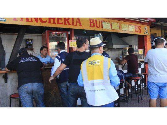 Clausuraron 23 locales y detuvieron a 3 personas durante operativo en Liniers