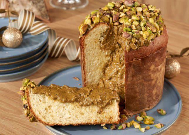 Its original sweet pistachio bread stands out, filled with pistachella and decorated with toasted pistachios. Its original sweet pistachio bread stands out, filled with pistachella and decorated with toasted pistachios.
