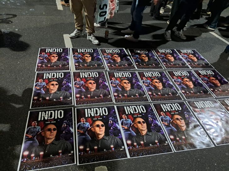 Carteles a la venta con la fecha de la muerte del Indio Solari. Carteles a la venta con la fecha de la muerte del Indio Solari.
