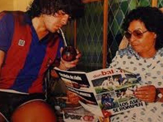 Diego Maradona junto a su madre, Doña Tota (imagen de archivo).