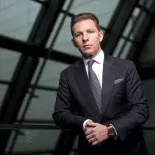 Inició con un pequeño préstamo y pasó a poseer las propiedades más importantes del Reino Unido. Inició con un pequeño préstamo y pasó a poseer las propiedades más importantes del Reino Unido.