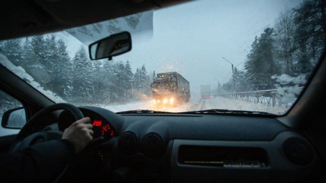 Manejar en condiciones extremas requiere de cuidados clave para evitar accidentes