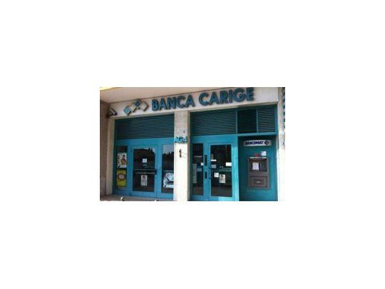 Fitch le rebajó la calificación a 7 bancos italianos.
