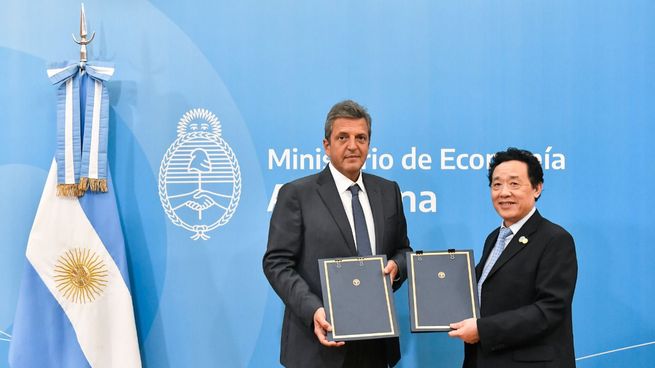 Qu Dongyu de visita con Sergio Massa.