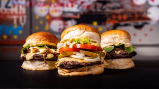 Deniro llegó a tener más de 30 locales operativos. Deniro llegó a tener más de 30 locales operativos.