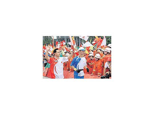 La antorcha llega a Pekín en manos de un oficial del ejércitochino.