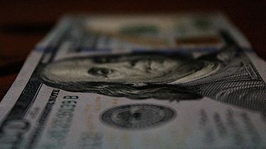 &nbsp;El dólar frena su racha en una rueda marcada por la volatilidad pero defiende el piso de los 40 pesos