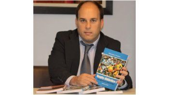 ámbito.com | Con su obra. Sebastián Perasso lanzó un nuevo libro de rugby.