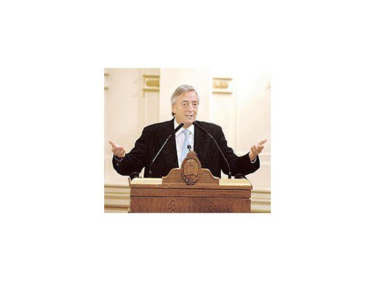 Néstor Kirchner ayer en la Casa Rosada, donde ensayó ladespedida de su cargo frente a 200 jefes comunales delconurbano bonaerense, y además apuntó contra ElisaCarrió luego de haber saludado a Hugo Chávez por el referéndumdel domingo.