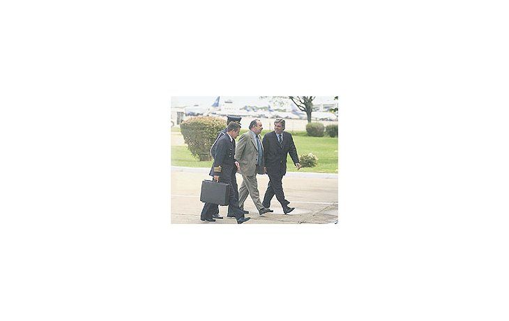 ámbito.com | El secretariogeneral de laPresidencia delUruguay ayer, aldesembarcar enel área militar deAeroparque enBuenos Airespara entrevistarsecon el jefe deGabinete, AlbertoFernández, ydefinir si sereunirán mañanaNéstor Kirchner yTabar