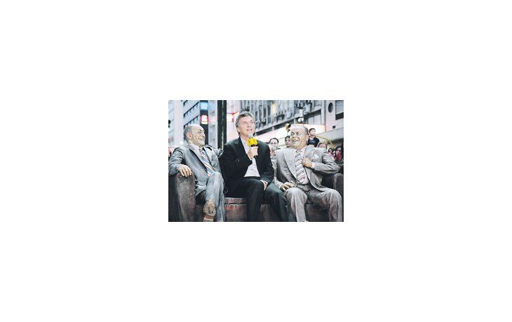 ámbito.com | Mauricio Macri festejó ayer, pero con dudas, la posibilidad del control total de los subtes. Ayer, enCorrientes y Uruguay, se vio distendido entre las estatuas de Alberto Olmedo y Javier Portales, homenajea los personajes de ‘‘No toca botón’’.