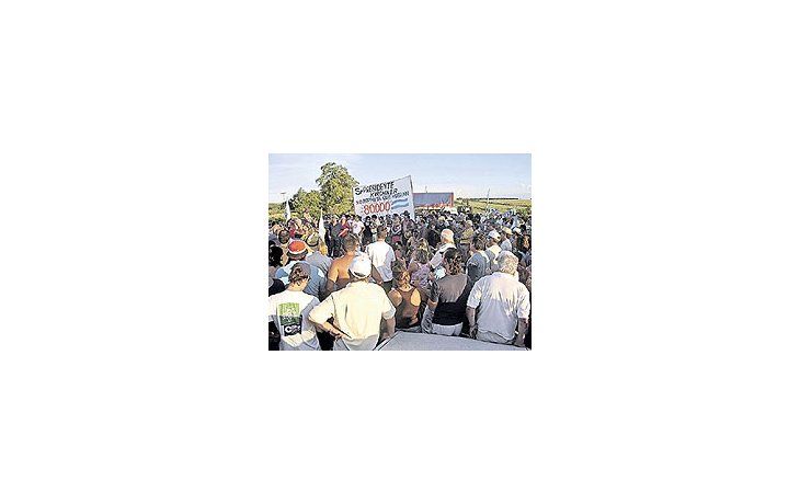 ámbito.com | LosambientalistasdeGualeguaychúy deColón semantienenen estadode alerta yamenazancon frustrarla cumbrede presidentesreponiendolos bloqueosenlos puentesfronterizos.