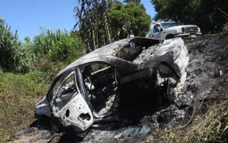 El auto apareció quemado al costado de la colectora Río Paraná.