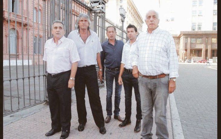 bloque. Los referentes del transporte serán el objetivo del Gobierno para conjurar el riesgo de un agravamiento en la conflictividad. En la foto el portuario Schmid, el camionero Pérez, el ferroviario Maturano, el aeronáutico Brey y el colectivero Fernández.