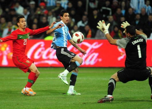 Ángel Di María define ante el arquero luso y pone en ventaja a la Argentina
