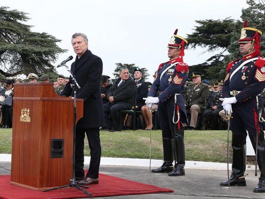 Mauricio Macri Granaderos.jpg