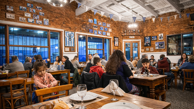 El bodegón de Kimberley - Salón con gente 2