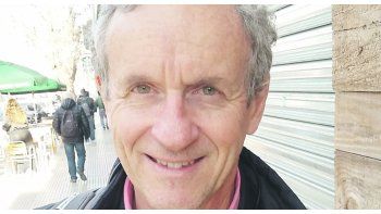 ámbito.com | Multifacético. El autor es contador, estudió filosofía, trabajó 30 años en un banco, ahora tiene un callcenter y escribe cuentos.