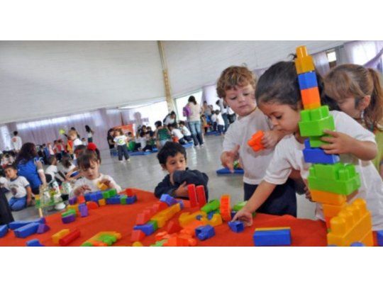 Se trata del sector más privatizado del sistema educativo argentino. Si bien la matrícula estatal predomina en las salas de 3, 4 y 5 años, en sala de 3 hay grandes disparidades entre las provincias.