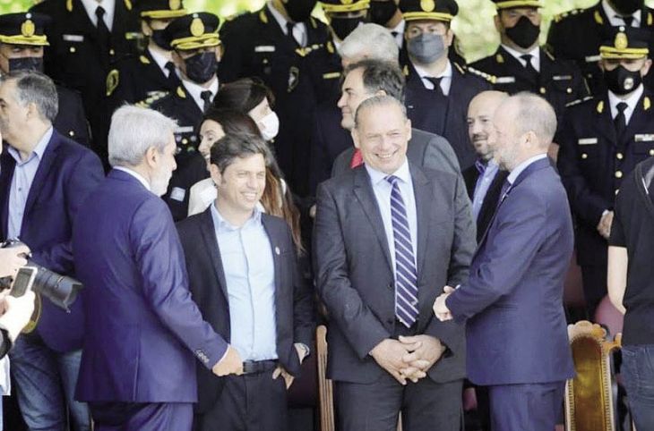 mensaje. Aníbal Fernández, Axel Kicillof, Sergio Berni y Martín Insaurralde compartieron ayer una foto de unidad en un acto en la escuela de cadetes de la Policía Bonaerense Juan Vucetich. mensaje. Aníbal Fernández, Axel Kicillof, Sergio Berni y Martín Insaurralde compartieron ayer una foto de unidad en un acto en la escuela de cadetes de la Policía Bonaerense Juan Vucetich.