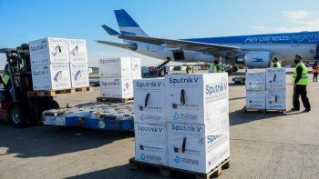 Esta tarde arriba el vuelo que trae el primer lote del principio activo para producir en la Argentina la vacuna Sputnik V. contra el Covid-19