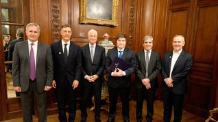 El CEO de JP Morgan y directivos del organismo se reunieron con Javier Milei, Pablo Quirno y Luis Caputo. El CEO de JP Morgan y directivos del organismo se reunieron con Javier Milei, Pablo Quirno y Luis Caputo.