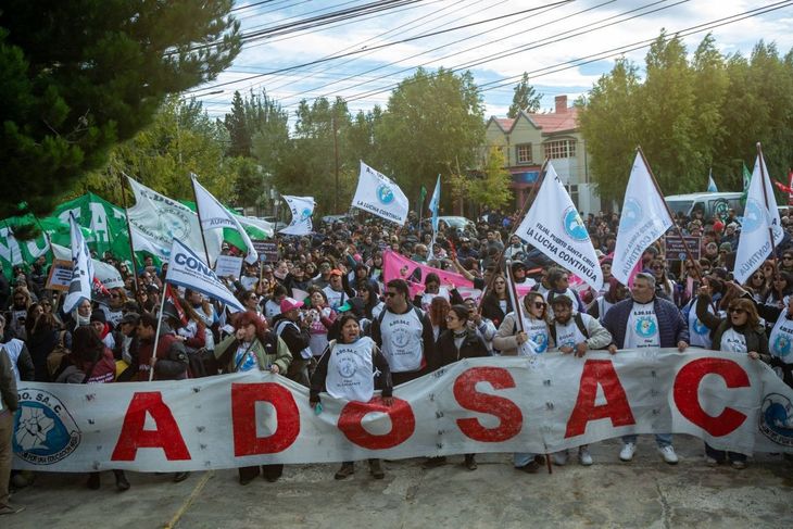 El gremio ADOSAC encabeza las medidas de fuerza en Santa Cruz. El gremio ADOSAC encabeza las medidas de fuerza en Santa Cruz.