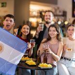 El clásico ritual cuando juega la Selección Argentina: juntada en familia o con amigos, comiendo y bebiendo. El 57% de los argentinos lo vive como si estuviera de vacaciones o en una fiesta. El clásico ritual cuando juega la Selección Argentina: juntada en familia o con amigos, comiendo y bebiendo. El 57% de los argentinos lo vive como si estuviera de vacaciones o en una fiesta.