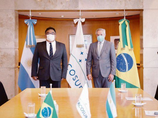 ACERCAMIENTO. El enviado del Gobierno de Brasil, Flávio Viana Rocha, junto al canciller, Felipe Solá, en su reciente visita a la Argentina.