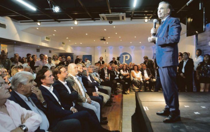 Lanzamiento. Miguel Pichetto ayer en el escenario del local porteño que inauguró y que será la base de comando de su precandidatura presidencial por Alternativa Federal.
