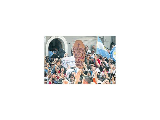 Cientos de seguidores deljuecismo se amontonaronayer frente a los tribunalescordobeses para reclamarun nuevo recuento de votos.