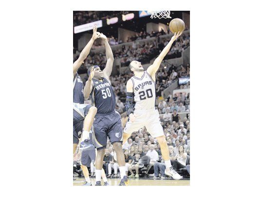 Emanuel Ginóbili fue la figura de San Antonio: marcó 33 puntos ante Memphis.