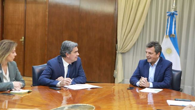 El megaministro Sergio Massa, durante su encuentro hoy con el gobernador Jorge Capitanich, del que participó la secretaria de Energía, Flavia Royón.&nbsp;
