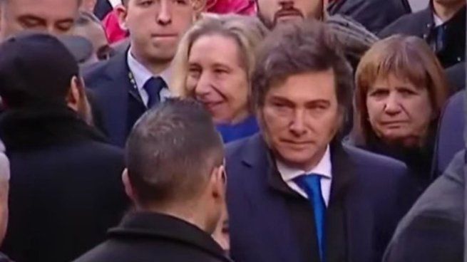 Javier Milei ya se encuentra presente en el acto conmemorativo por el atentado a la AMIA.