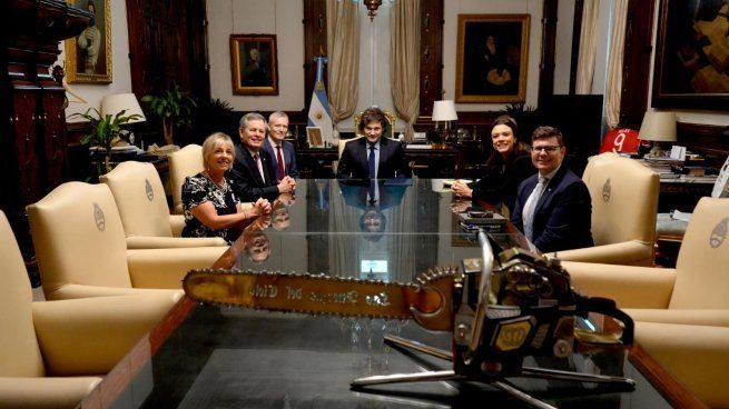 El Presidente Javier Milei recibió en Casa Rosada al senador republicano de los Estados Unidos, Steve Daines, y su comitiva.