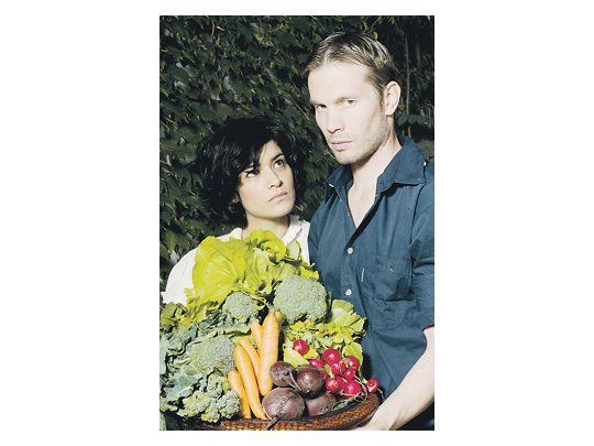Moro Anghileri y William Prociuk (con perfecta tonada campera) deleitan con sus interpretaciones en la obra de Mariana Chaud «En la huerta», a partir del famoso manual de un horticultor.
