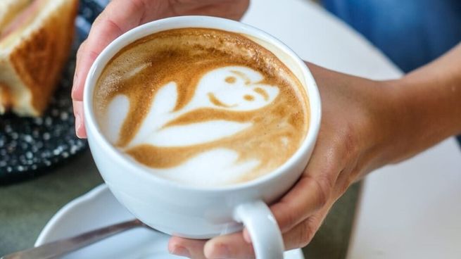 El 1º de octubre se conmemora el Día Internacional del Café, una bebida que une tradición y tendencias modernas en cafeterías de todo el mundo.