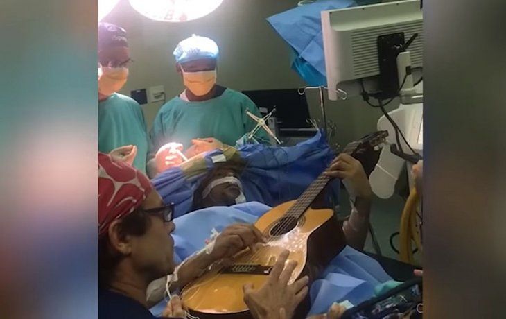 increible: operaron del cerebro a un musico mientras tocaba su guitarra