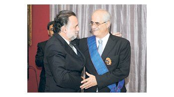 ámbito.com | El canciller Jorge Taiana, ayer condecorado por el Gobierno de Chile, explicó que la interdicción sobre el embarque de equipos petroleros es parte del plan argentino para impedir la explotación unilateral de recursos en la zona de Malvinas en disputa.