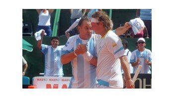 El capitán argentino de Copa Davis, Modesto Vázquez, saluda a Nalbandian luego de su triunfo.